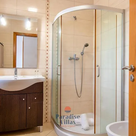 3-bedroom House With Pool In